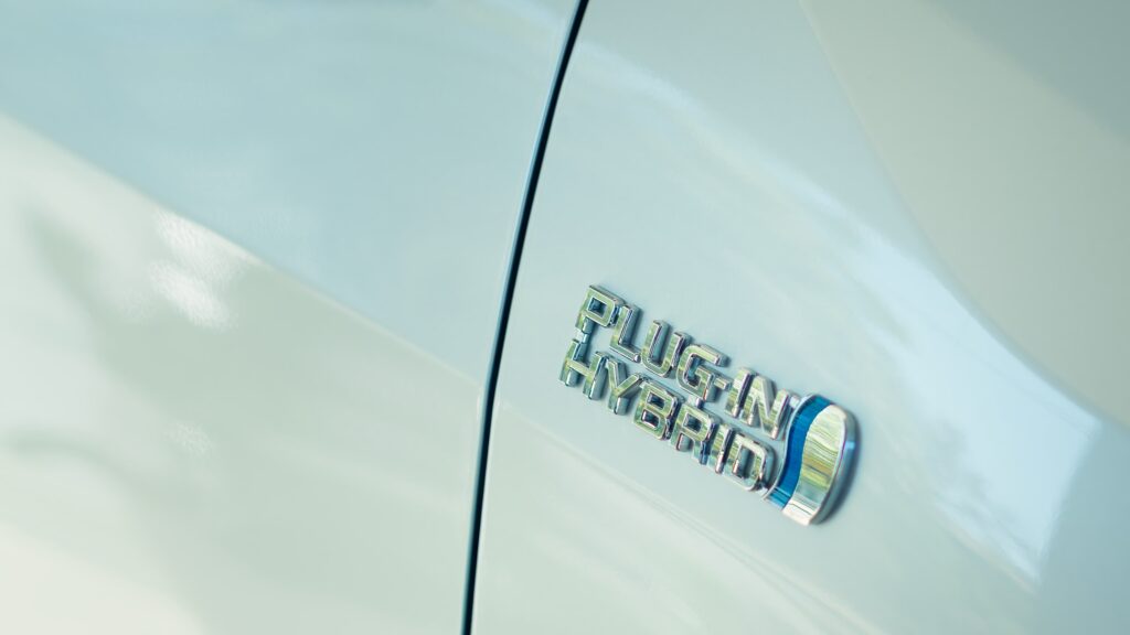 plug in hibridinio automobilio įkrovimas