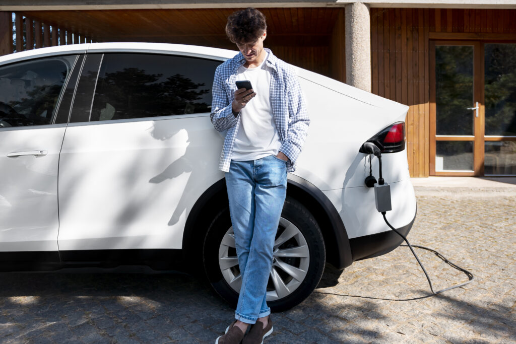 Portabilus įkroviklis hibridiniam automobiliui krauti namuose