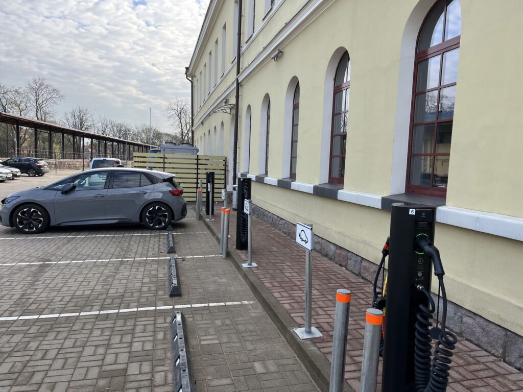 Lietuvos geležinkeliai 3 AC įkrovimo stotelės Enelion Vertica su dviem įkrovimo taškais po 22 kw ir dinaminiu galios balansavimu