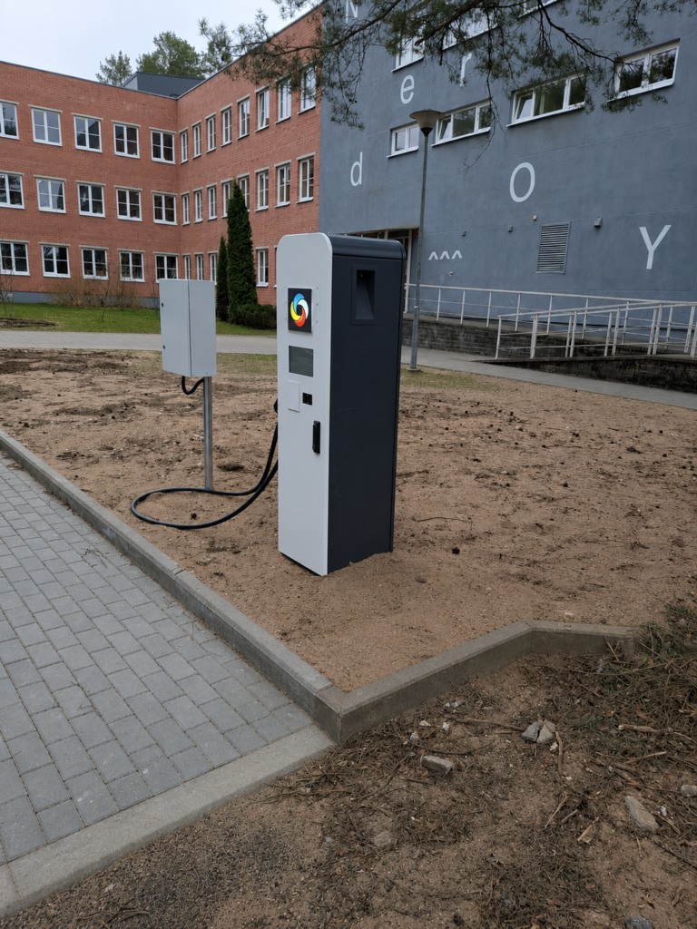 SOLA DC 80 kw greito įkrovimo stotelė Nemenšinės gimnazija
