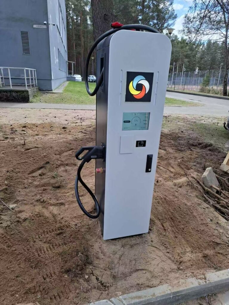 SOLA DC 80 kw greito įkrovimo stotelė Nemenšinės gimnazija