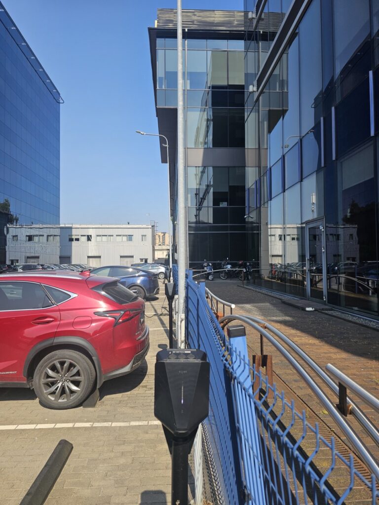 Easee Core 28 įkrovimo stotelės verslo centro darbuotojams